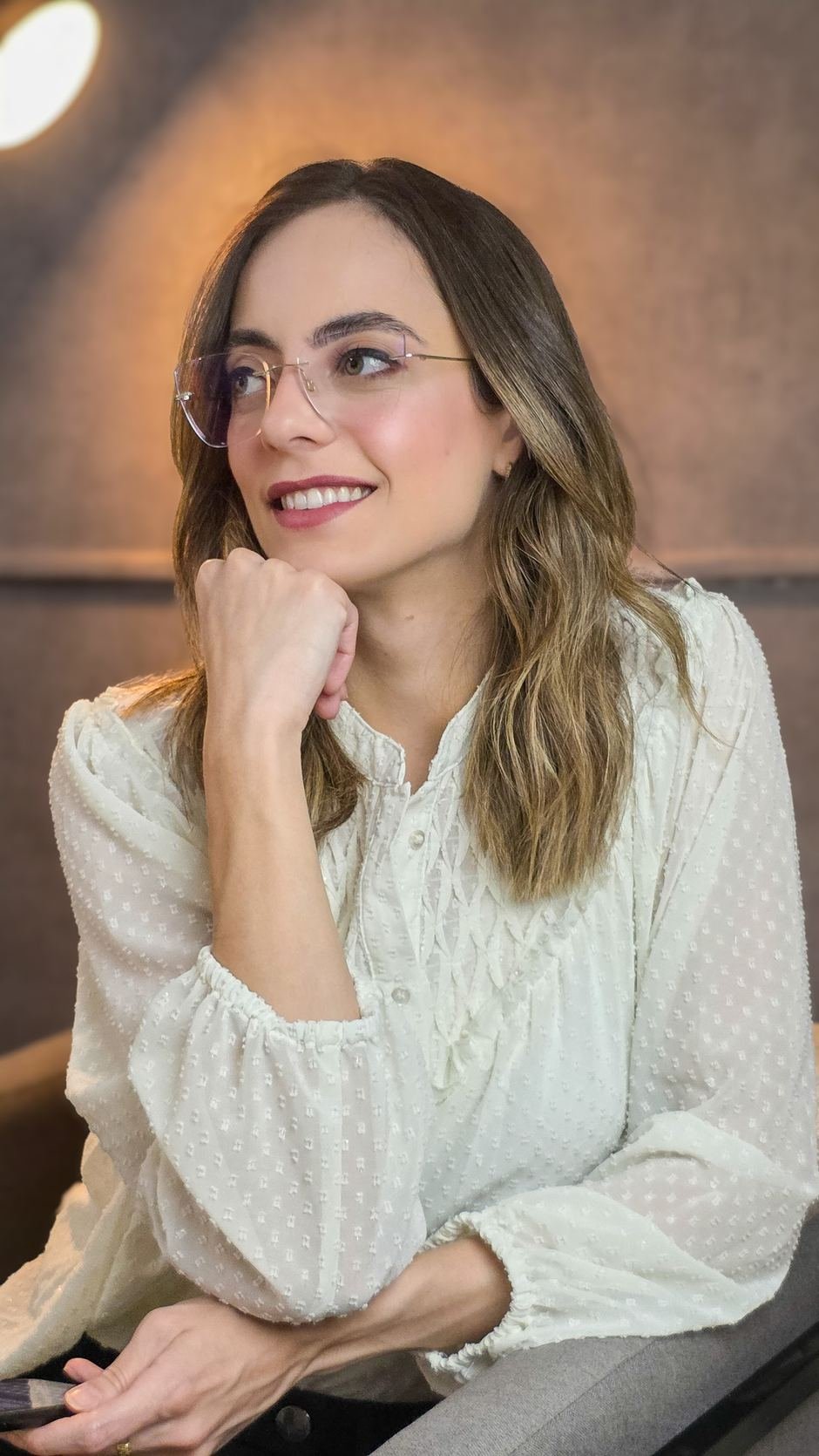 Dra. Juliana Dâmaso em consulta, atendimento acolhedor